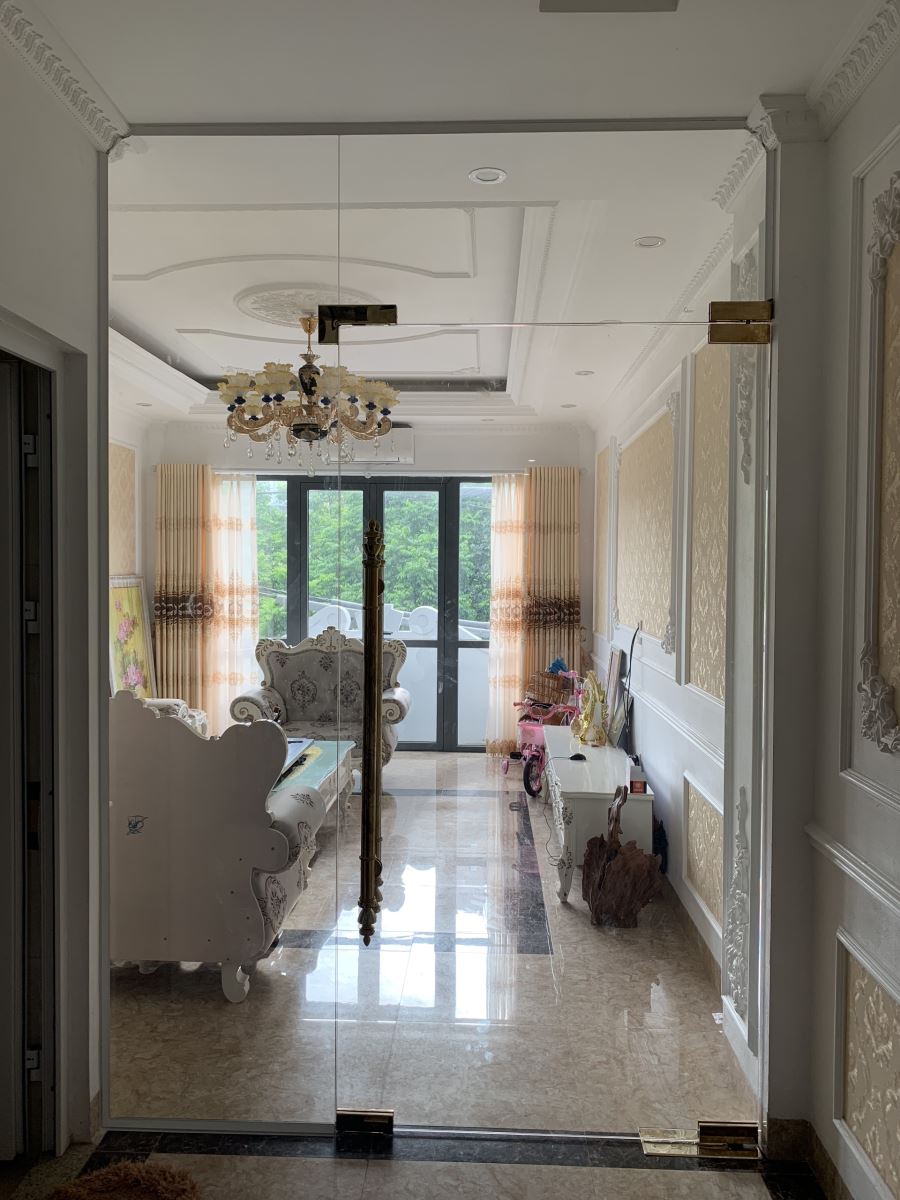 Cách trang trí vách ngăn phòng khách - Các mẫu vách kính trang trí phòng khách đẹp