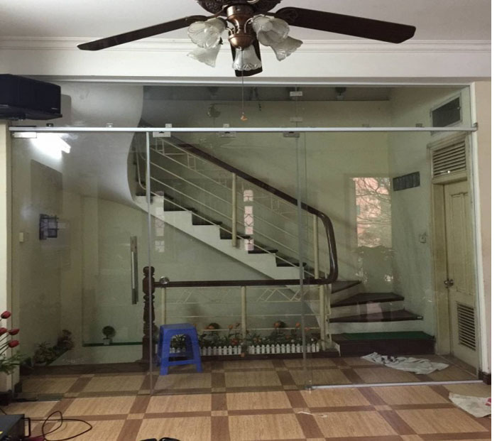 Cách trang trí vách ngăn phòng khách - Các mẫu vách kính trang trí phòng khách đẹp