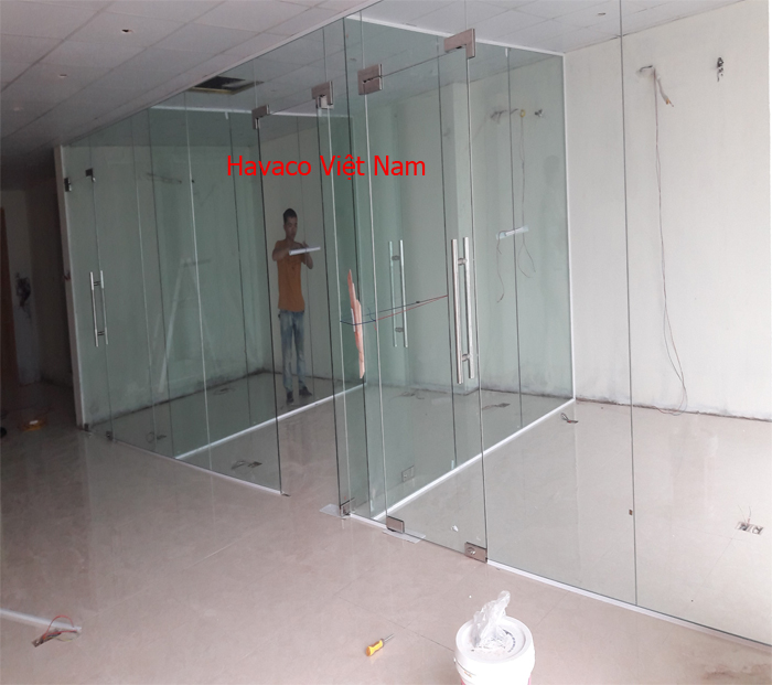 Cách trang trí vách ngăn phòng khách - Các mẫu vách kính trang trí phòng khách đẹp