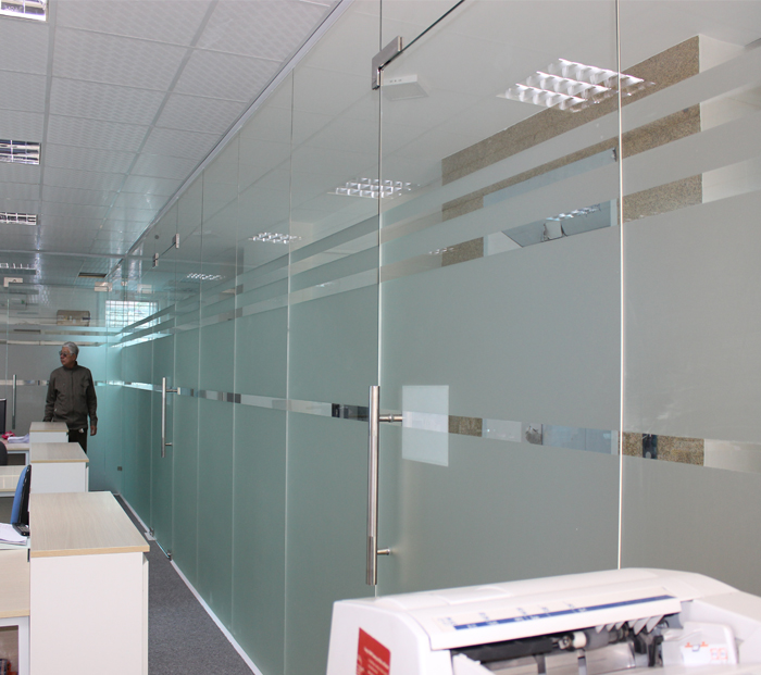 Vách kính cường lực dày 12mm - Báo giá vách kính cường lực dày 12mm