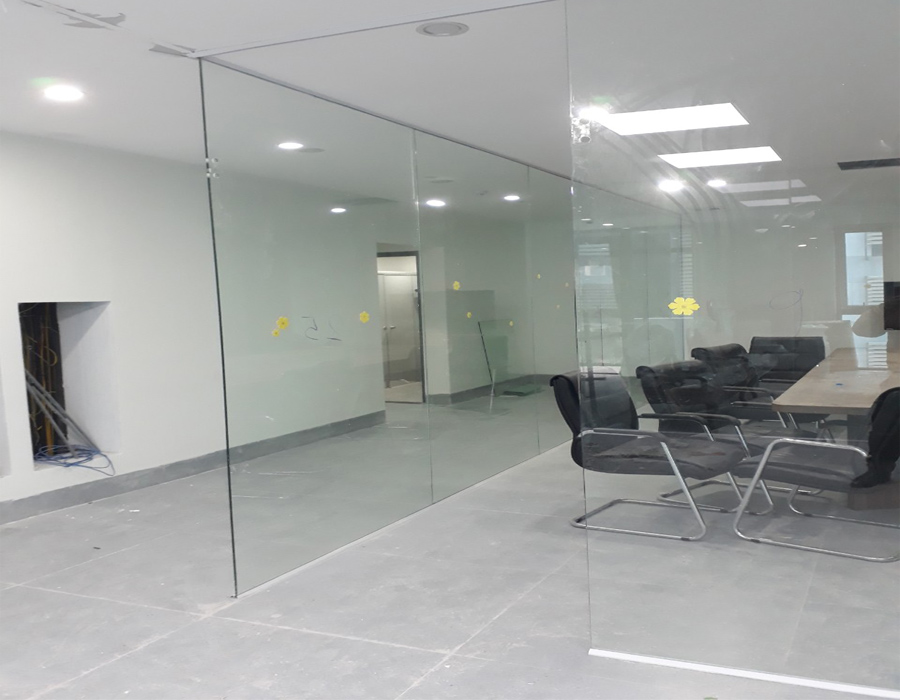 Báo giá vách kính cường lực dày 12mm
