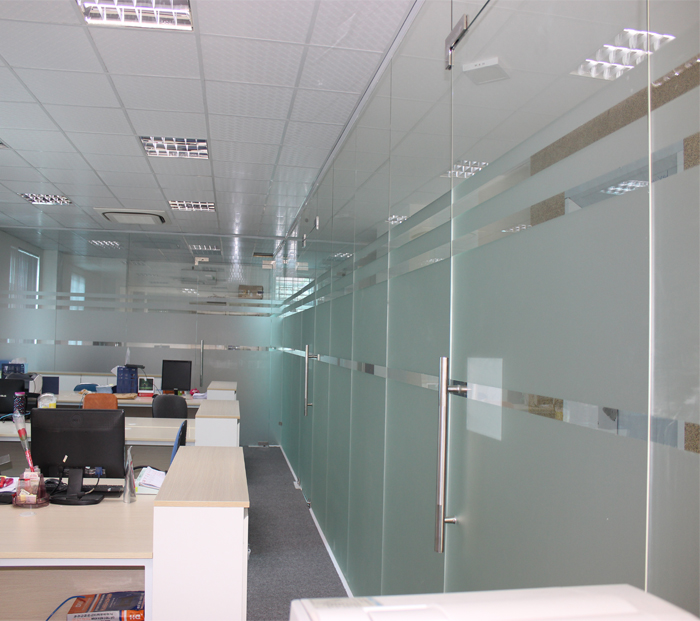 Cửa kính cường lực văn phòng