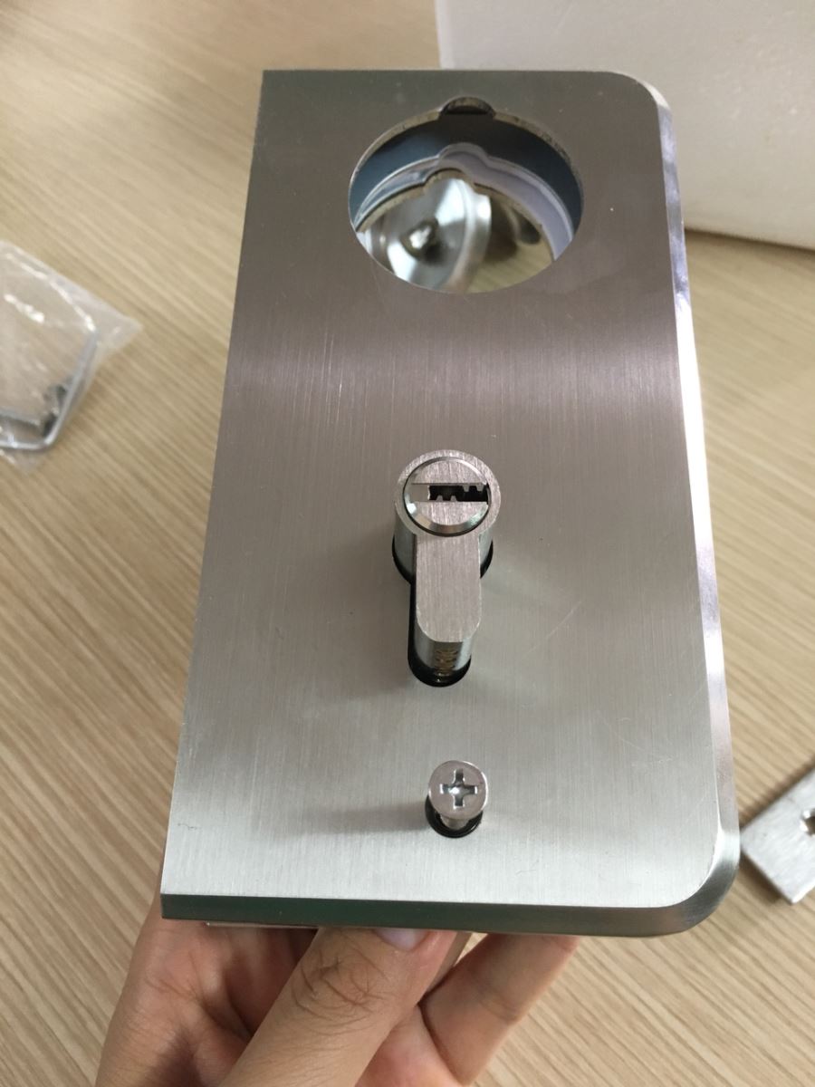 Phụ kiện cửa kính cường lực lùa treo bao gồm những gì? - Phụ kiện cửa kính lùa treo