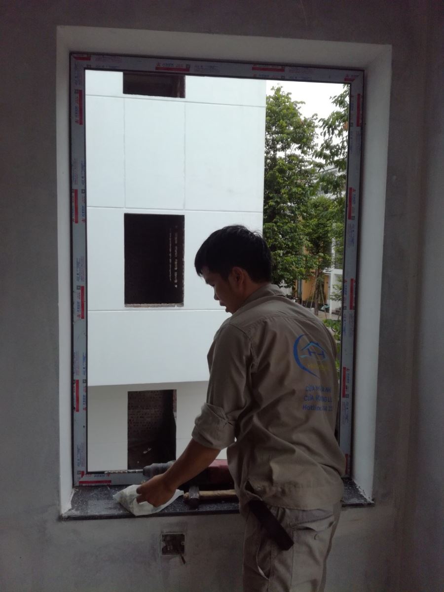 Bước 5: Lắp đặt cửa. - [Bật mí] Liệu bạn có biết phần hoàn thiện nhà gồm những gì không?