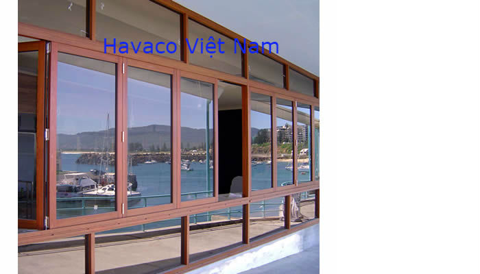 Vách kính đi kèm với cửa