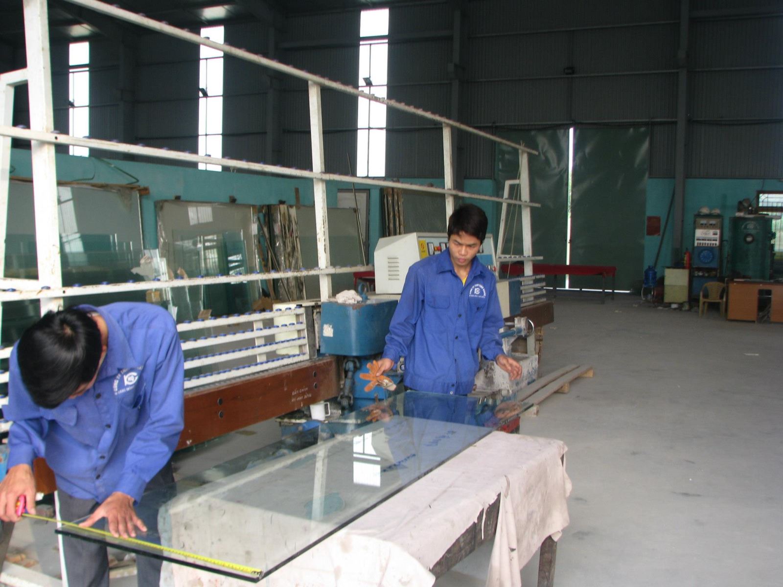 Kính thường được cắt chỉnh sửa để tôi thành kính cường lực