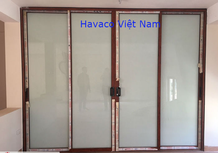 Cửa mở trượt màu vân gỗ hệ Xingfa