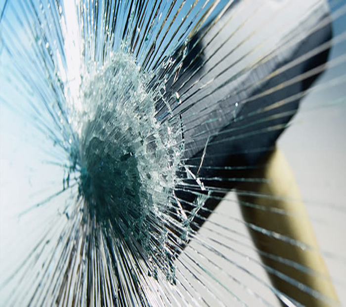 Dùng lực lớn đập lên cửa kính cường lực