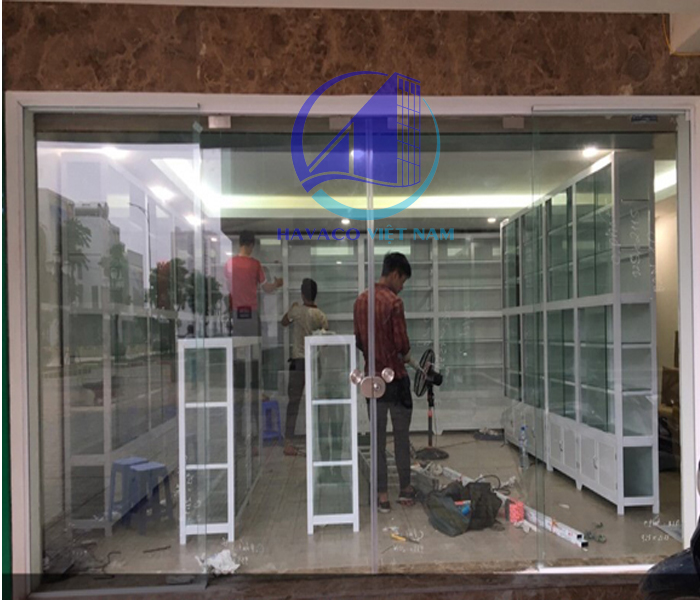 Mẫu cửa kính quầy thuốc đẹp, tiện lợi mà rẻ nhất năm 2023 do chính Havaco Việt Nam sản xuất và lắp đặt. - 5+ mẫu cửa kính quầy thuốc đẹp, rẻ, tiện lợi nhất 2023.