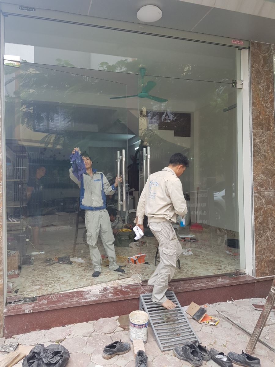 Cửa kính cường lực mở quay - [ Đơn Giá] Cửa kính cường lực tại tỉnh Bắc Giang