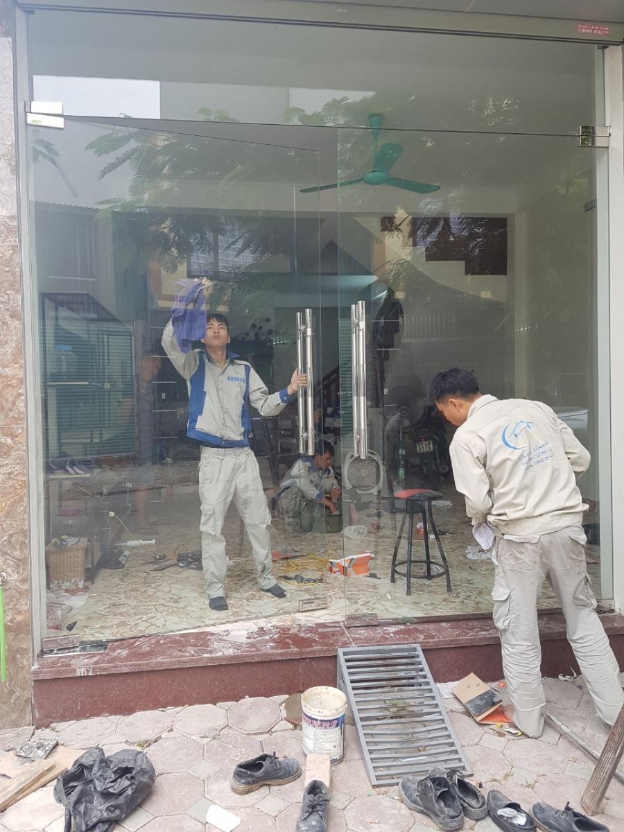 Cửa kính cường lực mở quay. - [ Đơn Giá] Cửa kính cường lực tại tỉnh Bắc Ninh