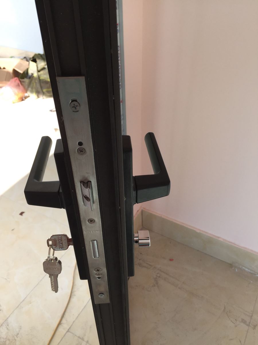 Khóa đa điểm 1 đầu chìa khi lắp vào cửa nhôm