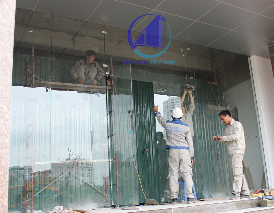 Các mẫu nhà mặt tiền bằng kính cường lực đẹp - Trang trí mặt tiền bằng kính cường lực