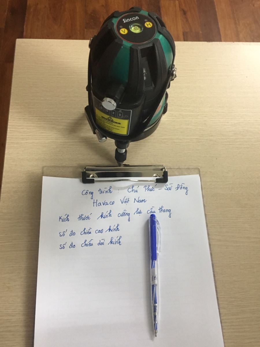 Dụng cụ chuẩn bị đo cầu thang kính