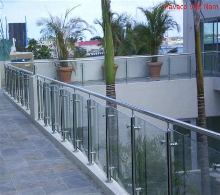 Làm thế nào để có thể thiết kế được một hệ thống lan can ban công kính cường lực đẹp và phù hợp? - Tìm hiểu rõ hơn về chi tiết lan can kính ban công.