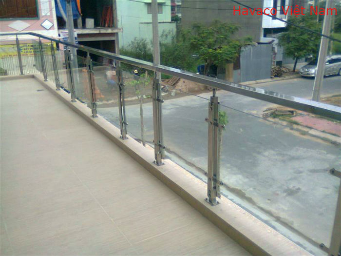 Lan can kính cường lực