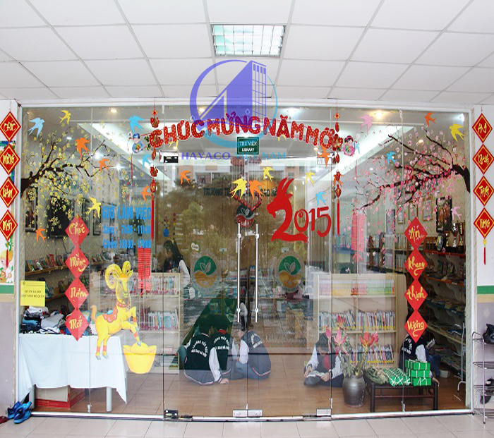 Trang trí quán cafe, shop thời trang, văn phòng - Cách trang trí cửa kính quán cafe độc đáo và ấn tượng có 1 không 2.