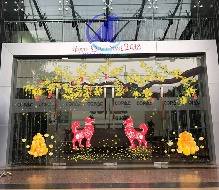 Trang trí quán cafe, shop thời trang, văn phòng - Cách trang trí cửa kính quán cafe độc đáo và ấn tượng có 1 không 2.