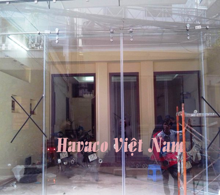 Cửa lùa ray treo sử dụng bánh xe D25 – có thể làm được cánh to rộng hơn một cánh thông thường,…. - Bật mí tất cả về cửa kính cường lực mở trượt mà bạn chưa biết.