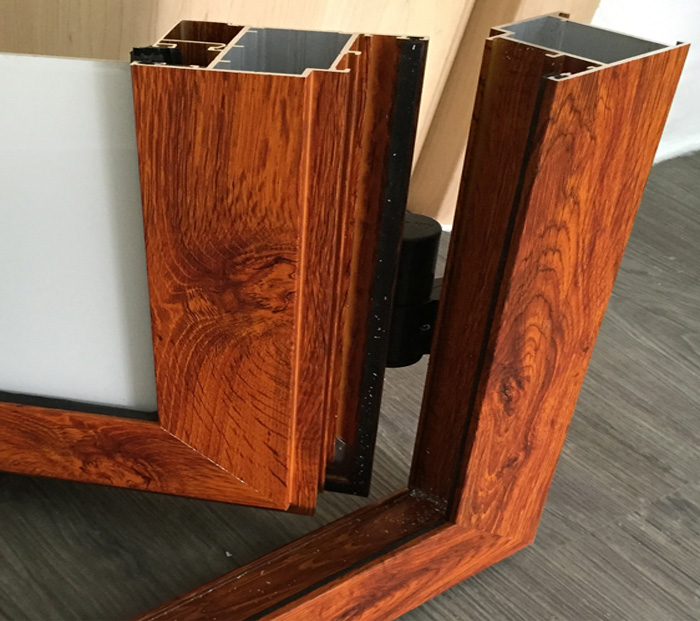 Góc cửa nhôm Xingfa vân gỗ