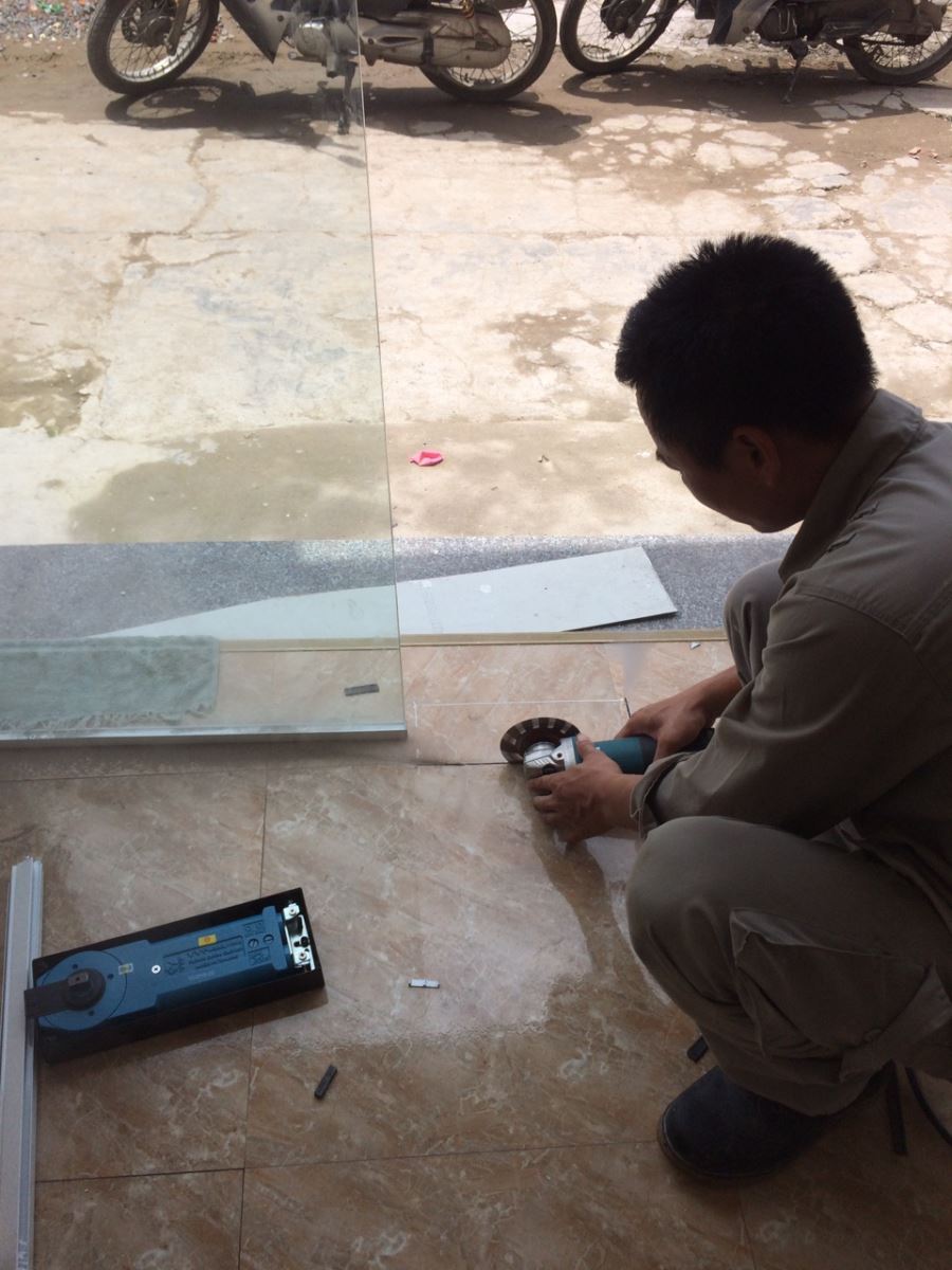 Cách lắp bản lề 2 chiều cho cửa kính - Cách gắn bản lề cửa và cách lắp cửa thủy lực