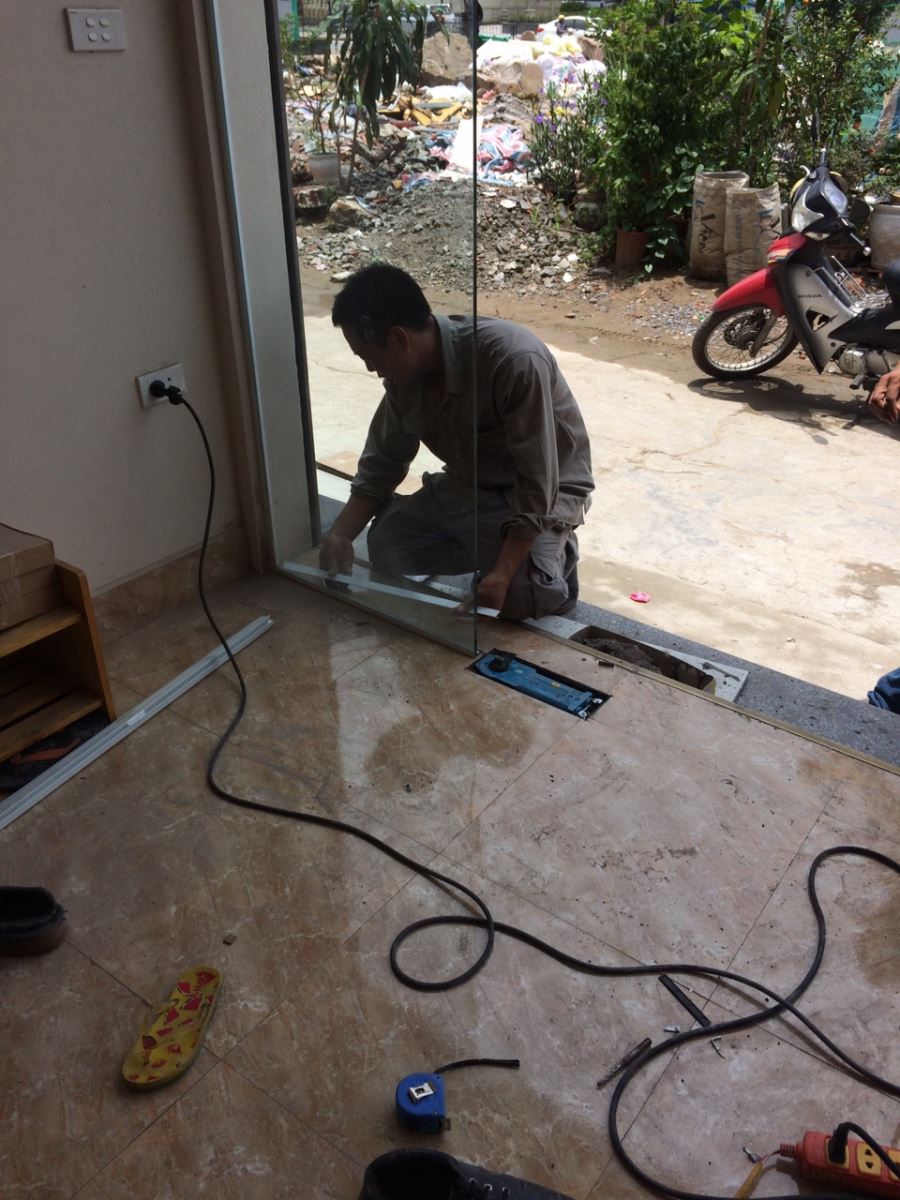 Cách lắp bản lề 2 chiều cho cửa kính - Cách gắn bản lề cửa và cách lắp cửa thủy lực