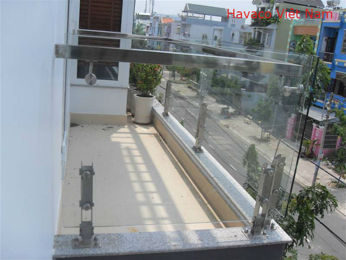 Lan can kính cường lực trụ lửng