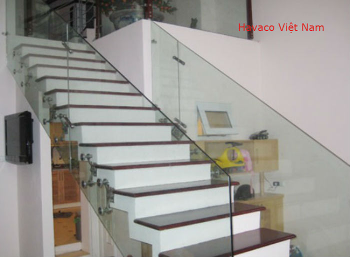 Phân theo nguyên liệu tạo lên cầu thang - Cách tính mét dài cầu thang kính