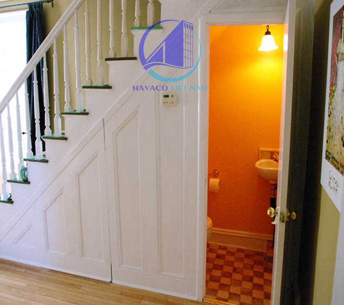 Cầu thang kết hợp nhà vệ sinh, phòng tắm. Cửa nhôm kính cho nhà tắm gầm cầu thang. - [Hỏi] Có nên thiết kế phòng tắm dưới gầm cầu thang hay không?