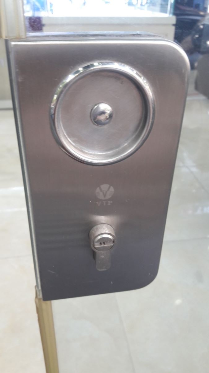 Cách tháo khóa tay nắm tròn từ bên trong - Cách tháo khóa tay nắm tròn ra khỏi cửa kính lùa