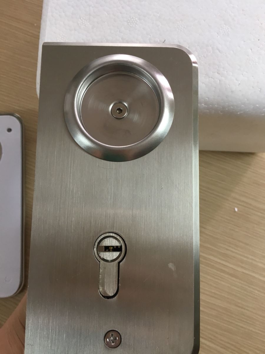 Cách tháo khóa tay nắm tròn từ bên trong - Cách tháo khóa tay nắm tròn ra khỏi cửa kính lùa