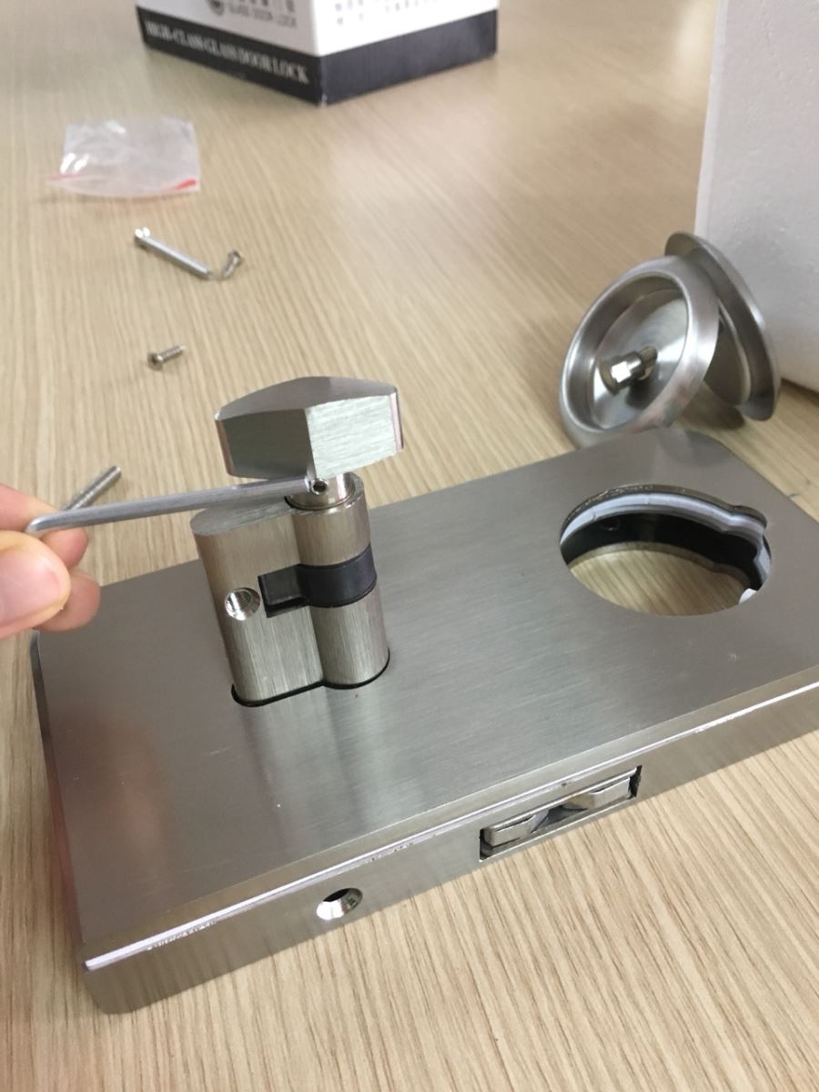 Cách tháo khóa tay nắm tròn từ bên trong - Cách tháo khóa tay nắm tròn ra khỏi cửa kính lùa