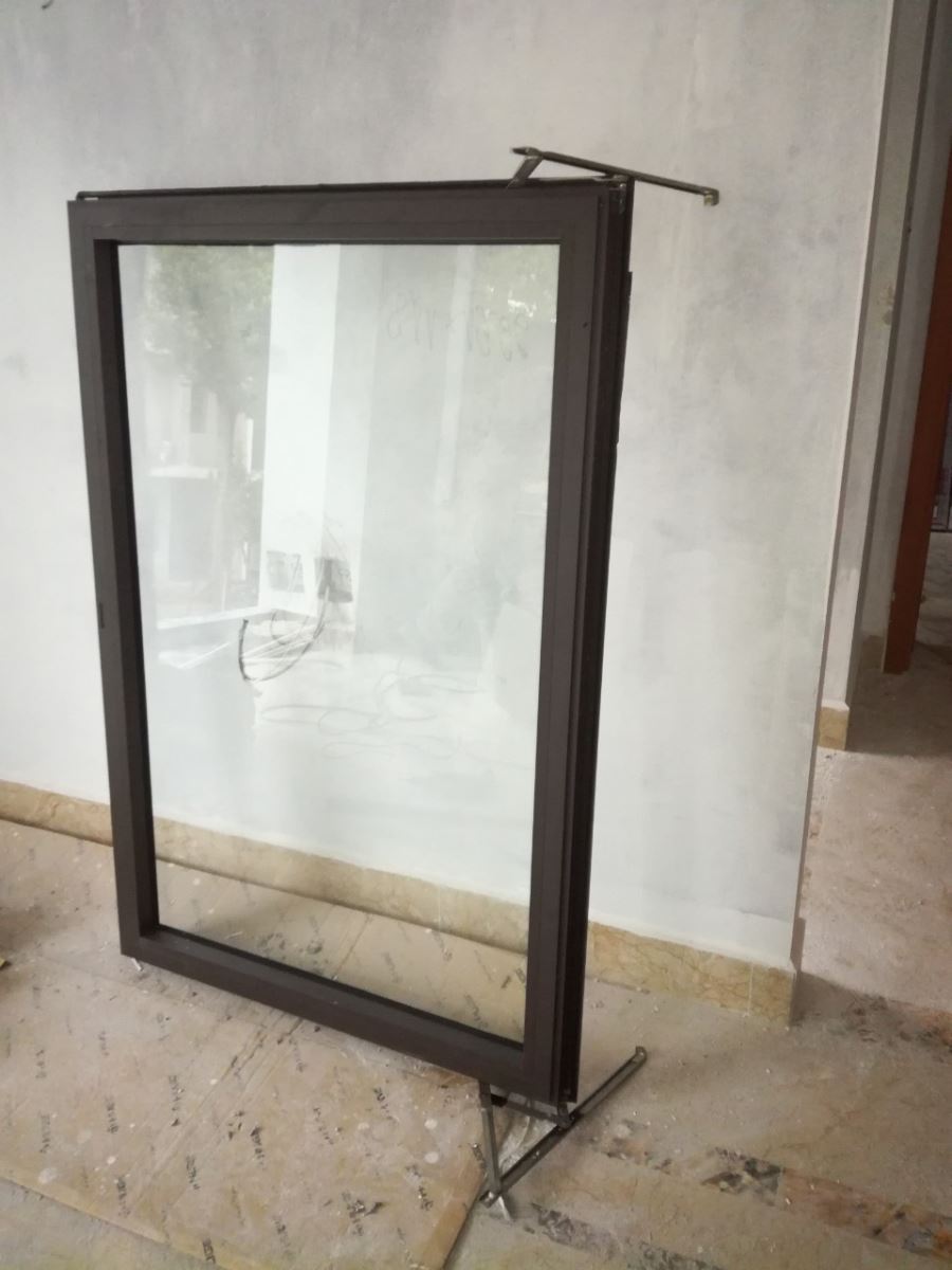 Bản lề chữ A được lắp vào 2 cạnh của khung cánh