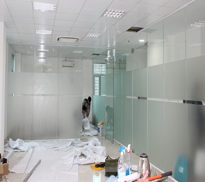 Vách ngăn kính cường lực cho phòng khách, phòng ngủ và văn phòng - Vách ngăn bằng kính cường lực phòng khách, phòng ngủ đẹp, hiện đại