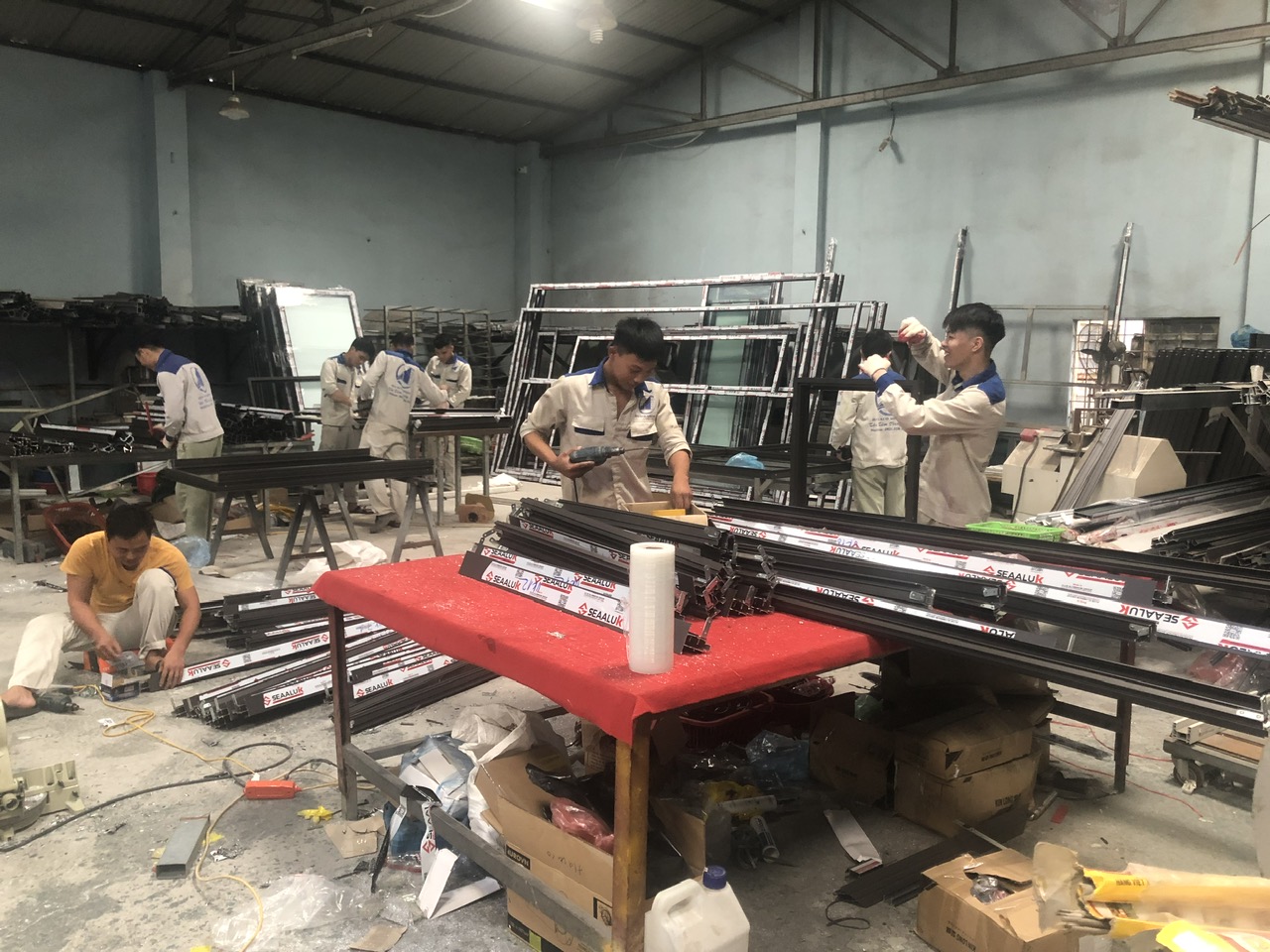 Học nghề nhôm kính ở Hà Nội mất bao lâu? - Nên học nghề nhôm kính ở đâu - Nghề nhôm kính lương bao nhiêu tiền