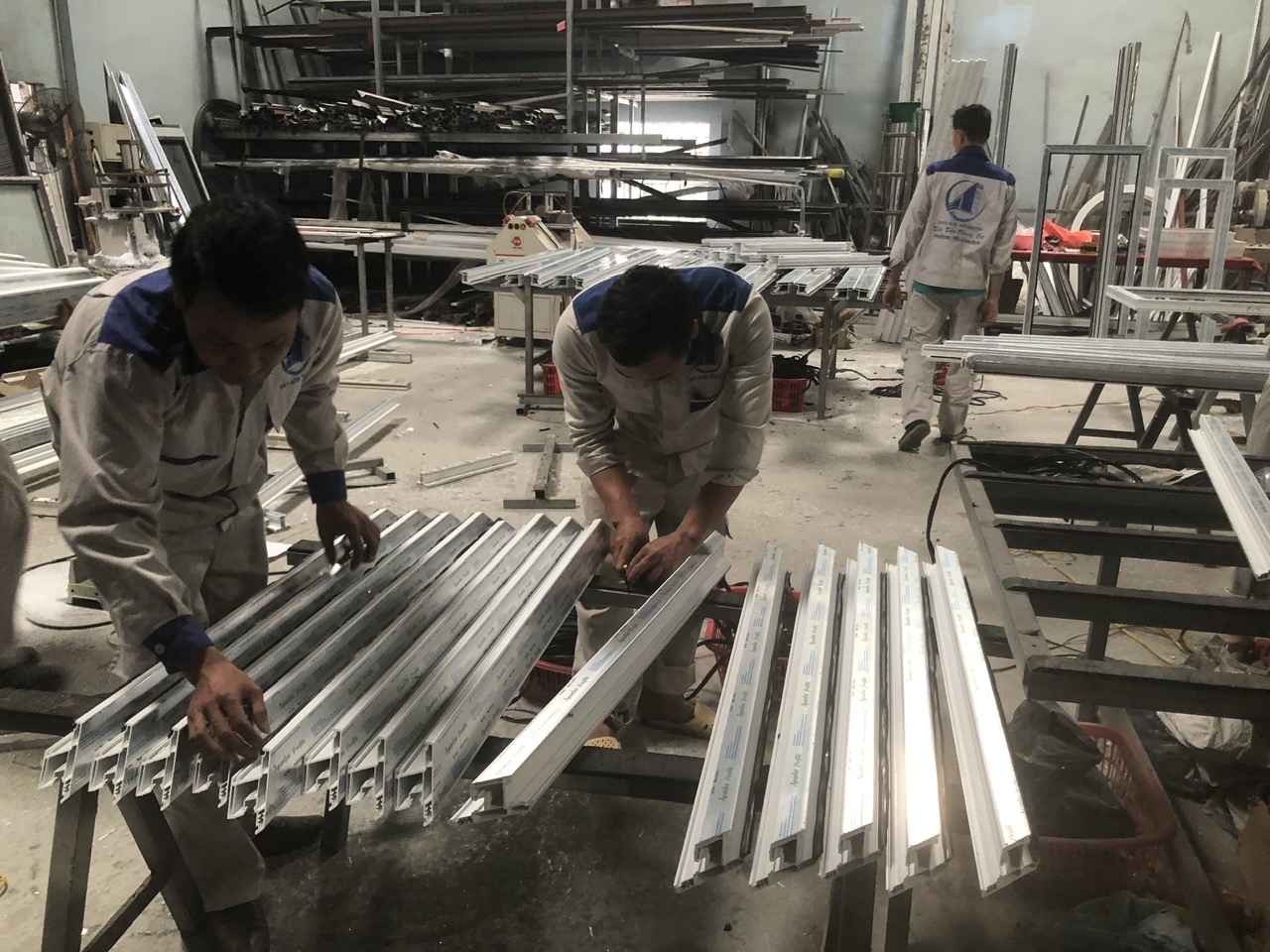 Nghề nhôm kính lương bao nhiêu tiền 1 tháng. - Nên học nghề nhôm kính ở đâu - Nghề nhôm kính lương bao nhiêu tiền