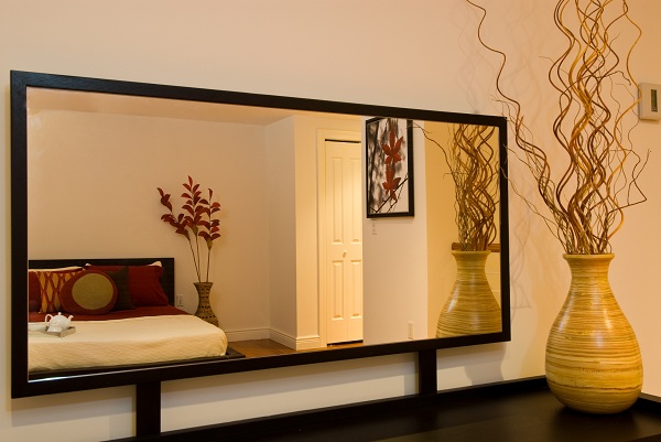 Báo giá gương treo tường khung gỗ trang trí trong phòng khách - [Update 2023] 7+ Mẫu kèm giá gương to treo tường phòng khách