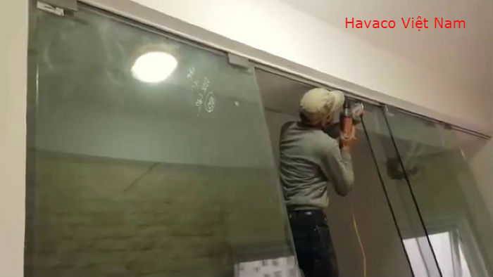 Cửa kính lùa sử dụng bánh xe D48