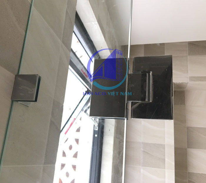 Cabin nhà tắm sử dụng cửa kính mở quay - Cửa kính cường lực nhà tắm - Cabin vách kính phòng tắm