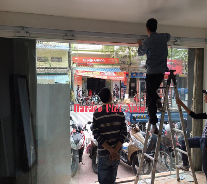 Phụ kiện và kính được kết nối lắp với nhau