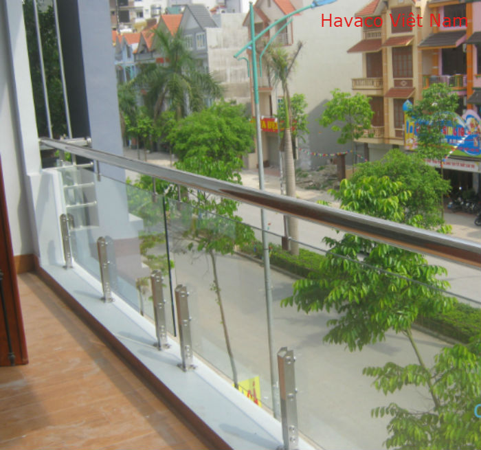 Lan can ban công kính cường lực