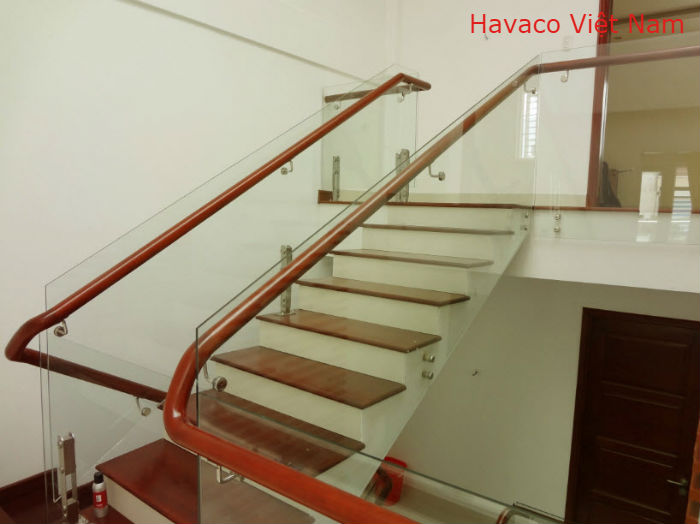 Lan can cầu thang kính tay vịn gỗ