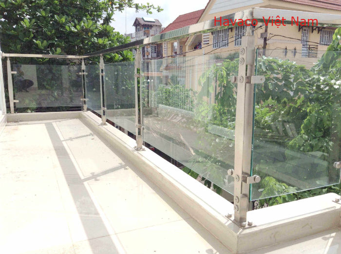 Lan can kính ngoài trời