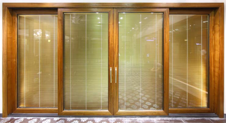 Không gian ứng dụng thực tế của Cửa gỗ kết hợp kính cường lực: ưu nhược điểm