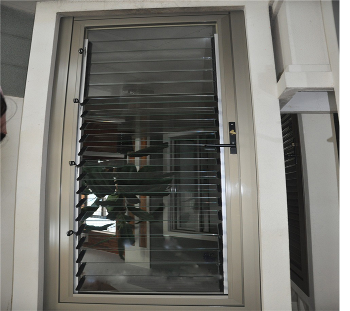 Chi tiết vật liệu và cấu tạo liên quan Cửa chớp là gì? Cửa chớp lật kính và cửa chớp nhôm