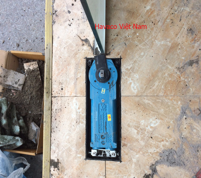 Chi tiết vật liệu và cấu tạo liên quan Tuyệt!!! Đã có cửa kính cường lực khép tự động nhờ bản lề tự đóng cửa