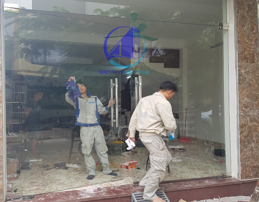 Chi tiết vật liệu và cấu tạo liên quan Giá cửa kính cường lực bản lề sàn