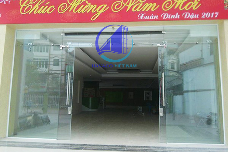 Chi tiết vật liệu và cấu tạo liên quan bộ cửa kính cường lực 5 tấm