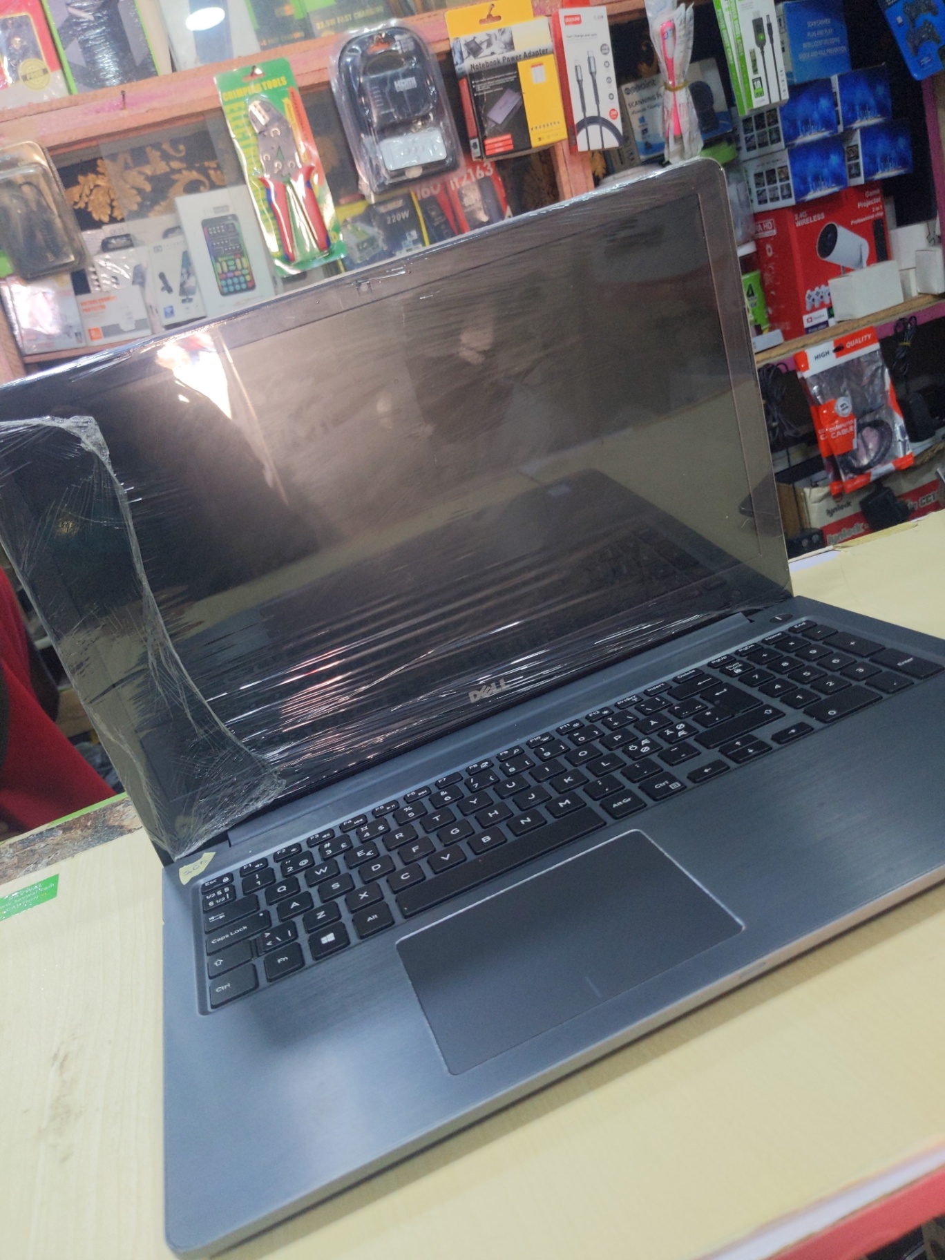 Dell Vostro Laptop,Core i5,256GB,8GB RAM,7th GEN - Image 4