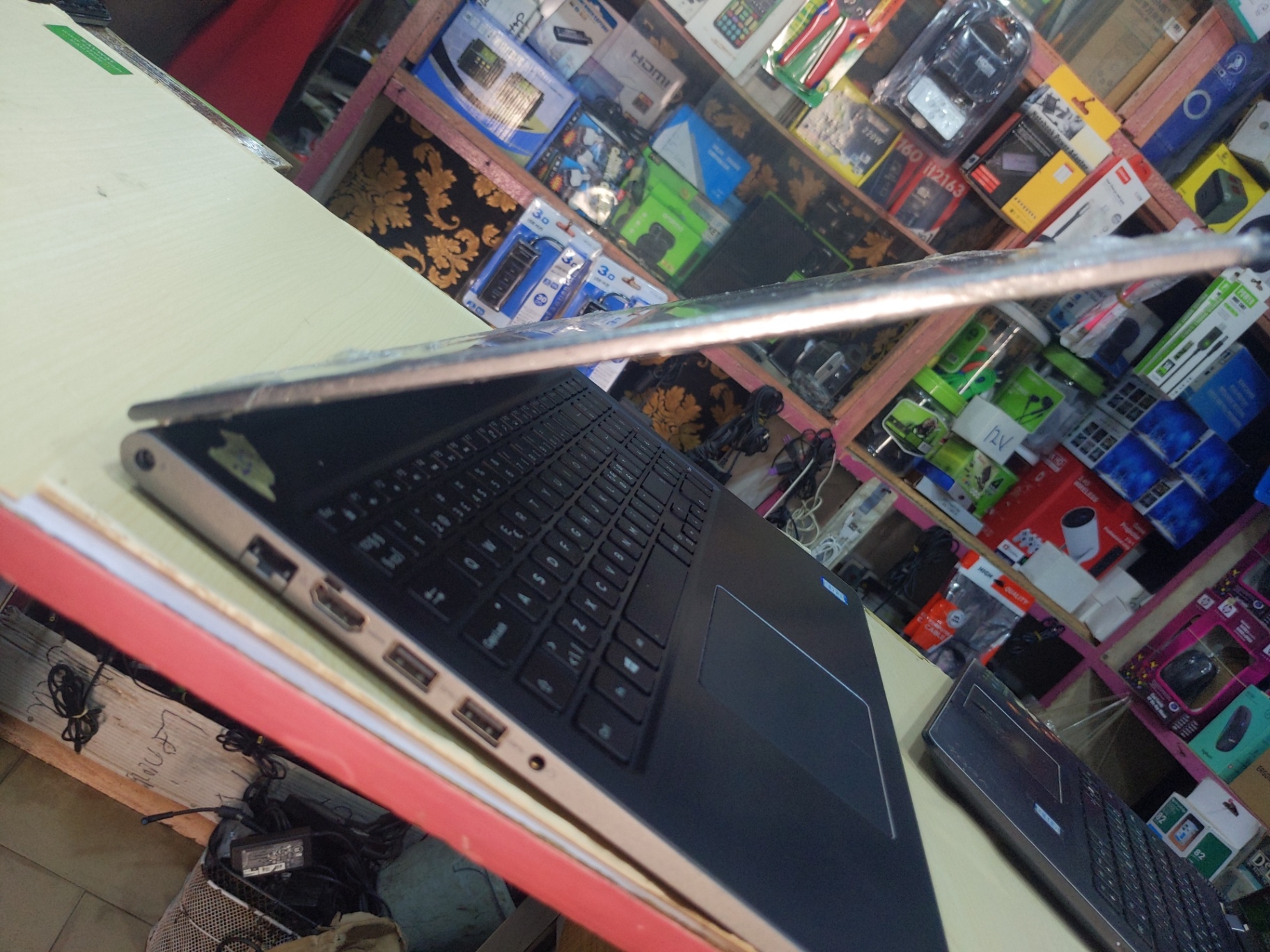 Dell Vostro Laptop,Core i5,256GB,8GB RAM,7th GEN - Image 2